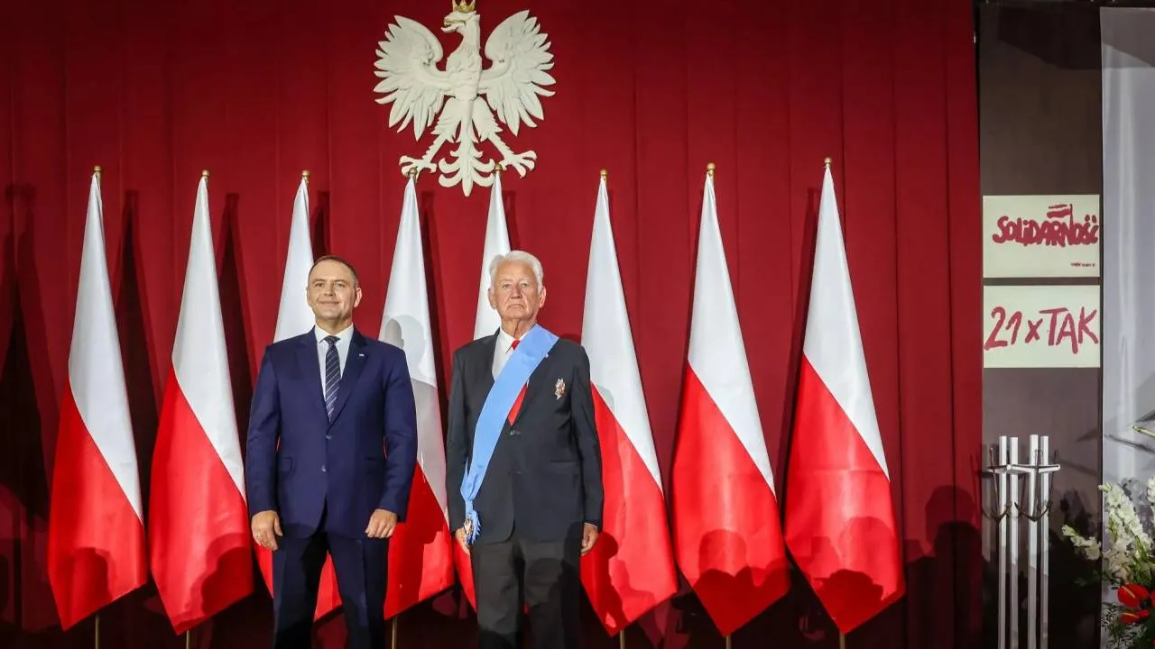 Prezydent Nawrocki odznaczył Krzysztofa Wyszkowskiego. ZOBACZ ZDJĘCIA