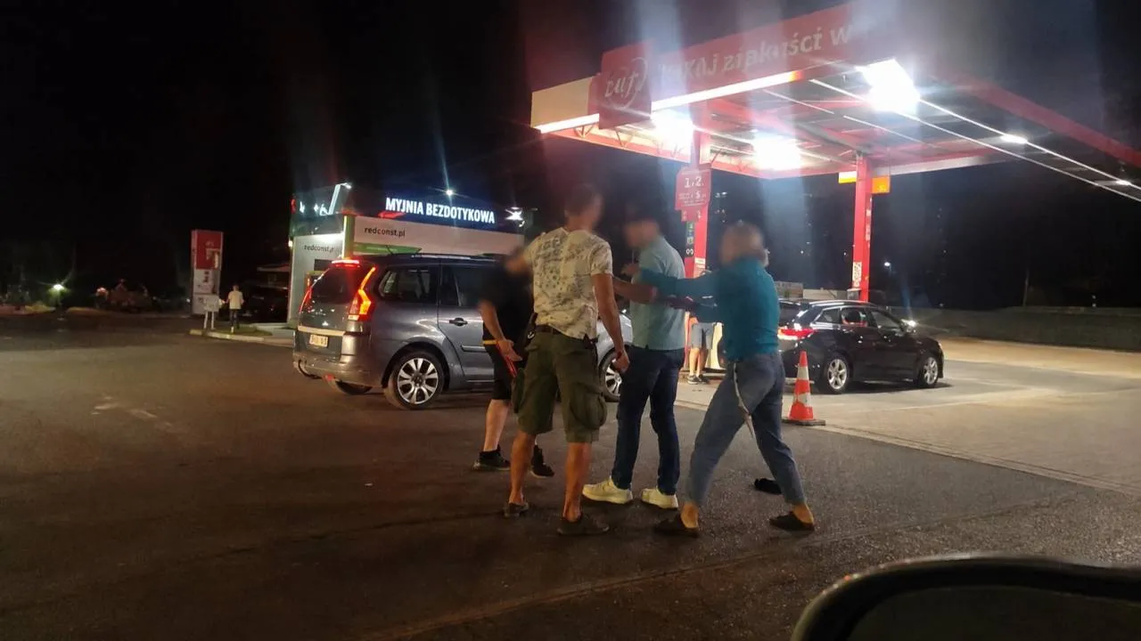 Kim są policjanci z nagrania kłótni na stacji benzynowej? Jeden z nich to komendant