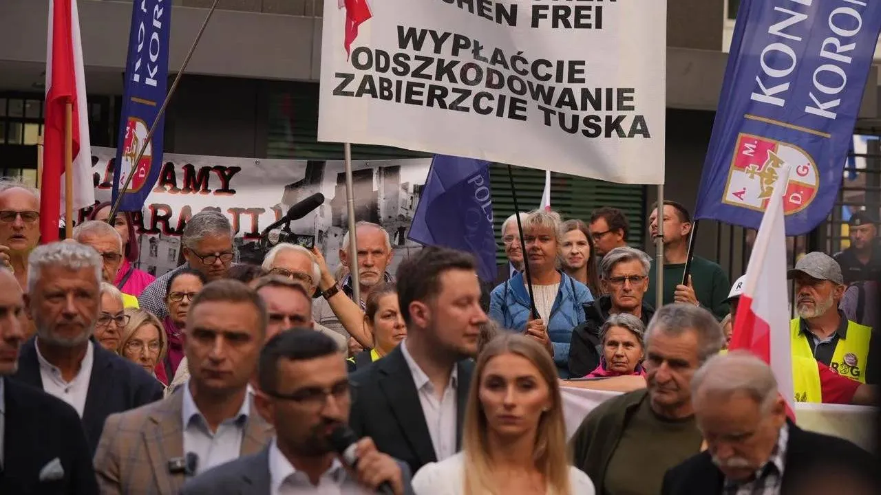 Manifestacja pod ambasadą Niemiec w Warszawie. „Chodzi o to, by pokazać, kim są Niemcy” [ZDJĘCIA]