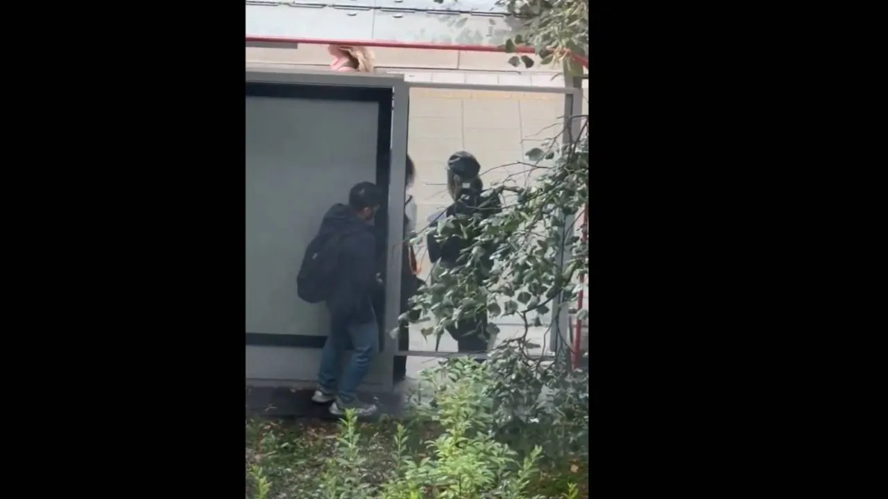 W centrum Warszawy zaczepiał dziewczynki na przystanku. Służby bezradne. Sprawca na wolności