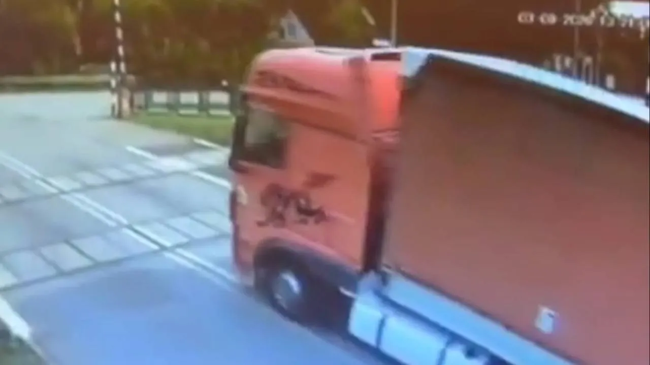 Rozpędzony pociąg zmiażdżył ciężarówkę. Nagranie trafiło do sieci. "Kolejny z prawem jazdy za czapkę gruszek"
