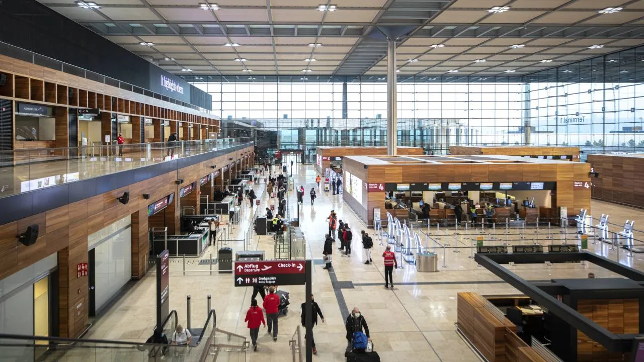 Ewakuowano terminal lotniska w Berlinie. "Nie można wykluczyć zagrożenia"