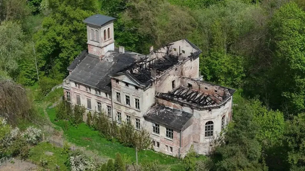 Przez 30 lat niszczyła zabytkowy pałac. Aż w końcu się doigrała