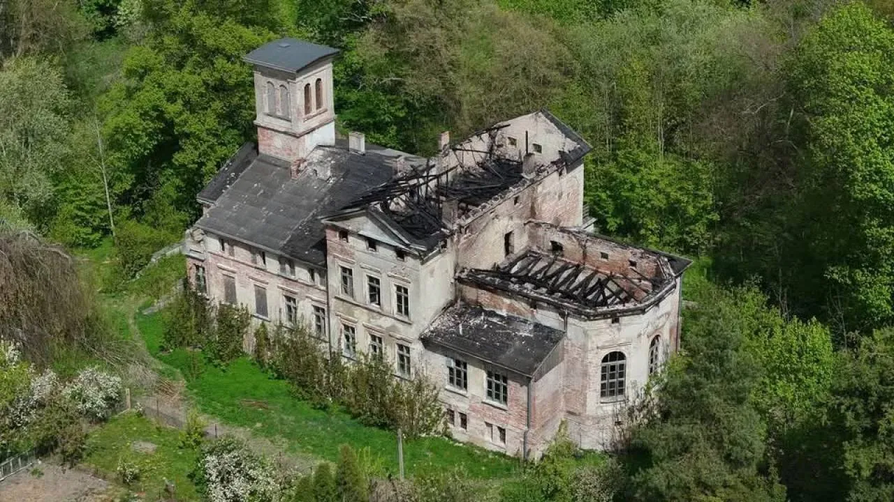 Przez 30 lat niszczyła zabytkowy pałac. Aż w końcu się doigrała