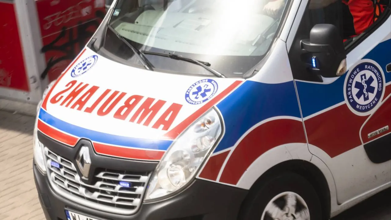 Spychacz z lawety zsunął się na karetkę. Ratownicy i pacjent zostali ranni