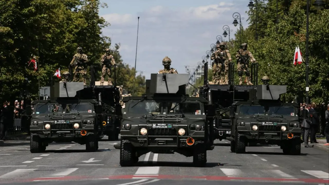 Czarny Obrońca w Polsce. Ruszają ćwiczenia