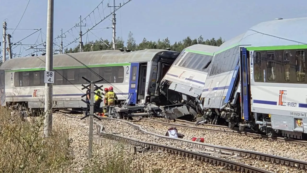Wykolejenie pociągu Intercity pod Radomiem. Powodem - zderzenie z autem ciężarowym