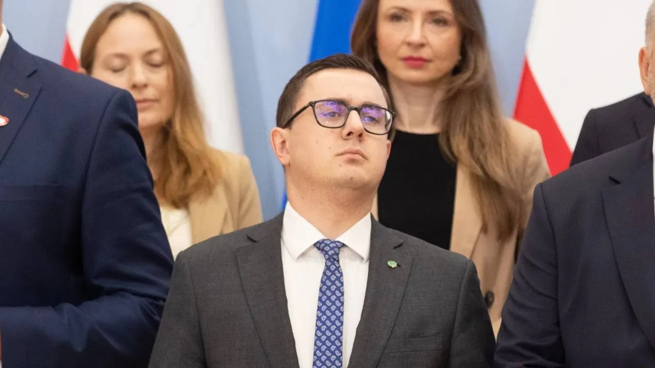 Pylony grozy. Motyka uspokaja: Paliwa nie przekroczą 10 złotych za litr