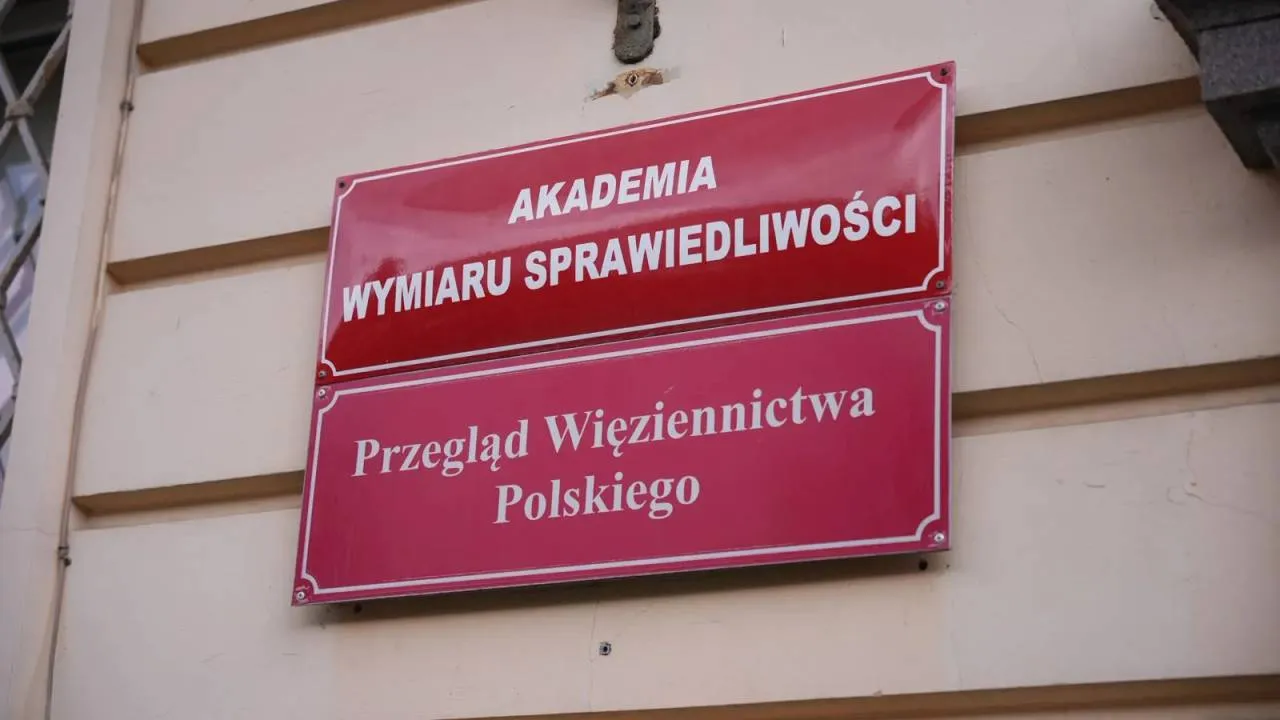 Służby chcą wejść siłowo do Akademii Wymiaru Sprawiedliwości. Poszukują rektora uczelni
