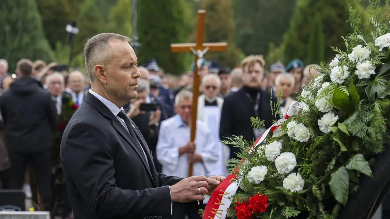 "Polska wróciła po swoje dzieci". Prezydent Nawrocki pożegnał ofiary niemieckiego obozu. ZOBACZ ZDJĘCIA