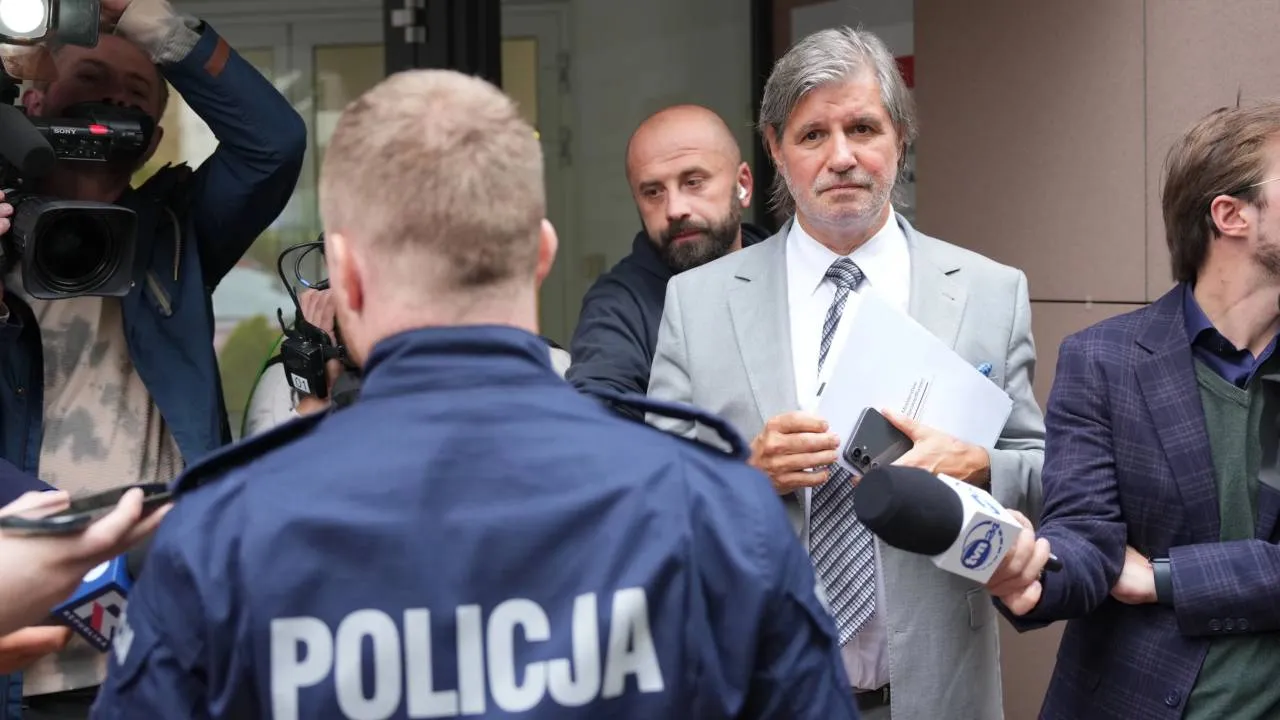 „Czyli nie uzyskam pomocy, tak”? Policjanci odmówili ułatwienia wejścia Cudakowi do AWS
