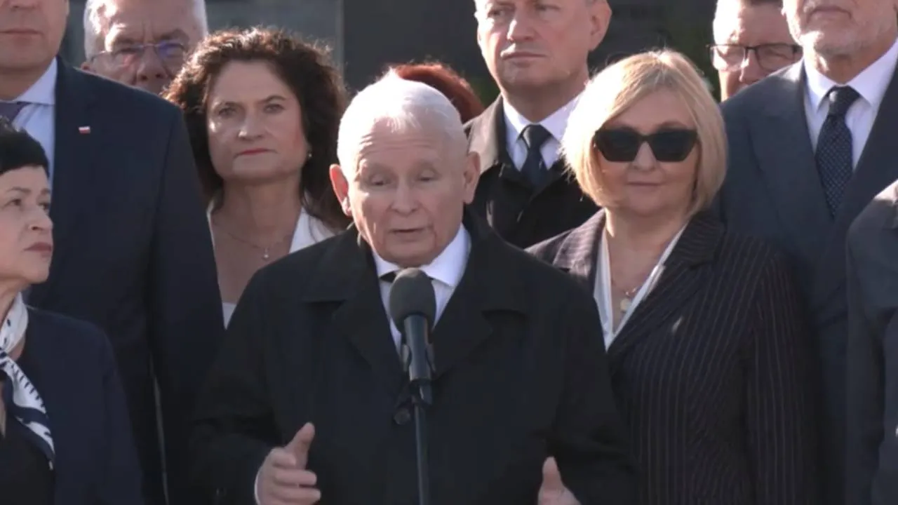 "Echo rozpaczliwej obrony". Kaczyński na placu Piłsudskiego o "nowej, wielkiej aferze"