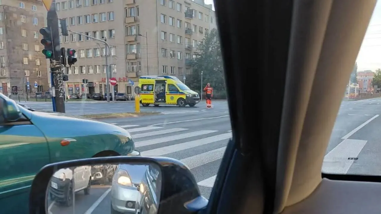 Wypadek w Warszawie z rannym. Policji nie było, za to dziesiątki funkcjonariuszy... pilnowały pikiety pod TK