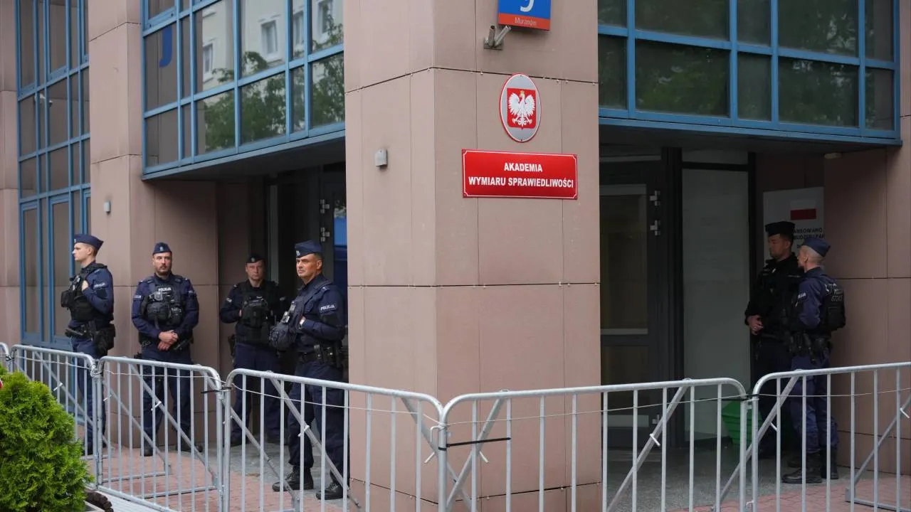 Policja zamknęła uczelnię. "Studenci nie mogą zdawać egzaminów"