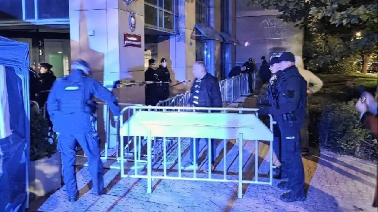 Akademia Wymiaru Sprawiedliwości jak twierdza. W nocy przywieziono barierki