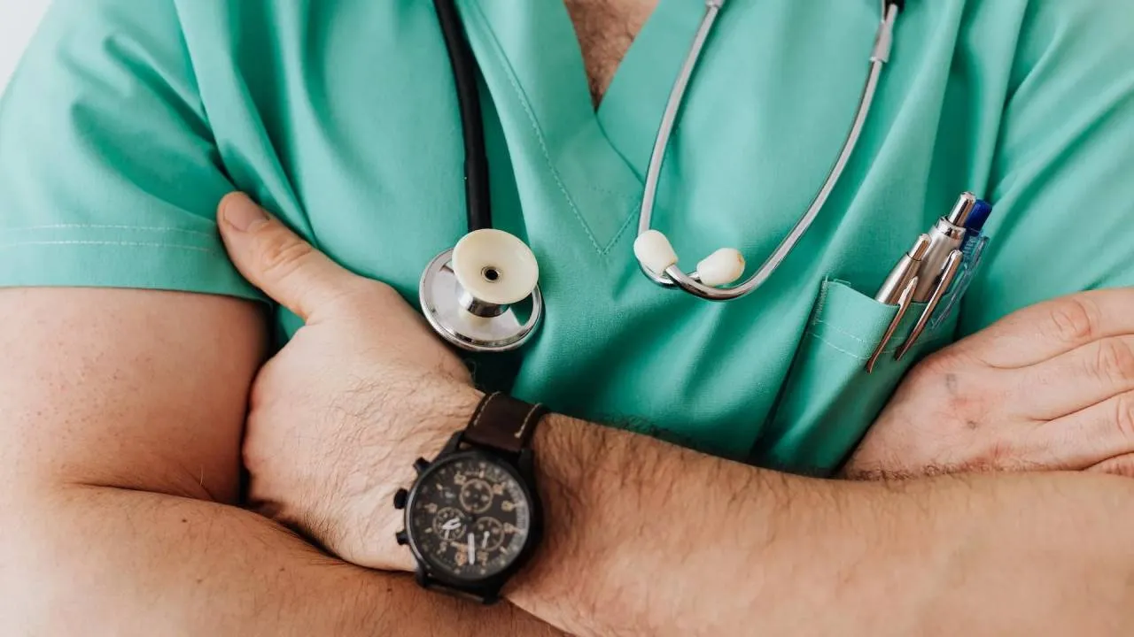 Lekarz twierdził, że pracował... 72 godziny na dobę. Prokuratura zawiesiła śledztwo