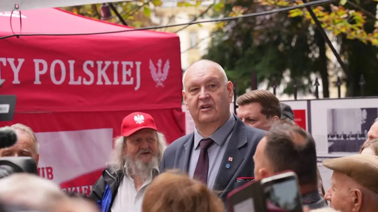 Prezes Trybunału Konstytucyjnego wyszedł do miasteczka Klubów GP. "Na pewno nie ulegnę"