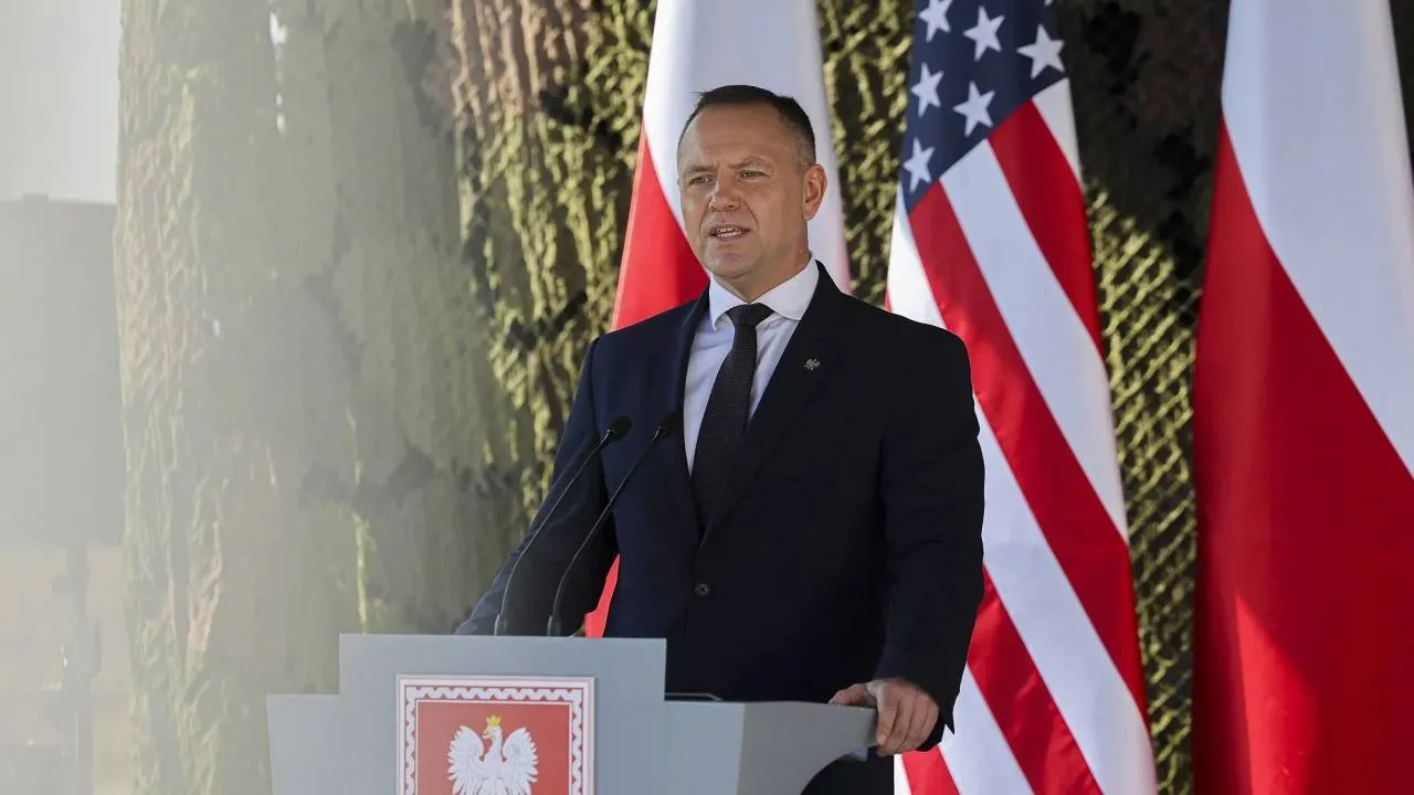 Prezydent Nawrocki w hołdzie Michaelowi Ollisowi. "Ta ofiara miała sens". ZOBACZ ZDJĘCIA