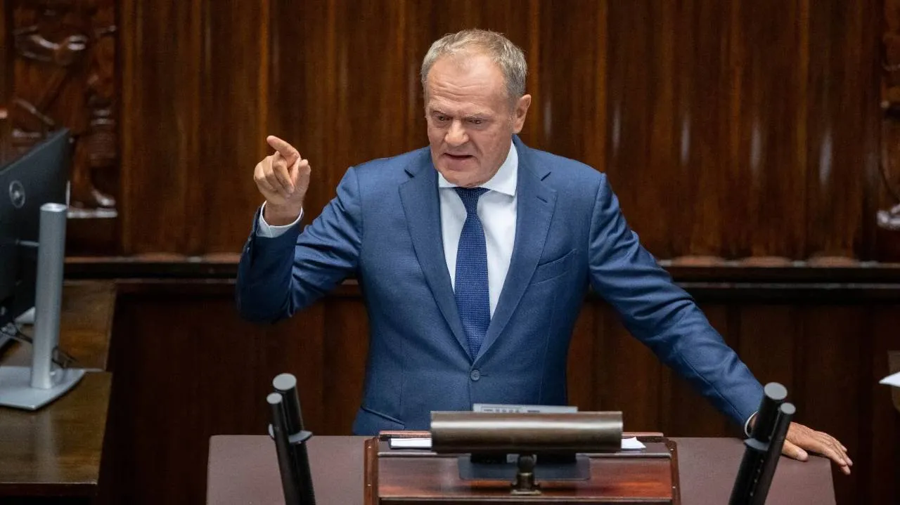 "Nie wierzymy w zapewnienia Donalda Tuska". Mocna reakcja opozycji na rządowy projekt ws. paliw