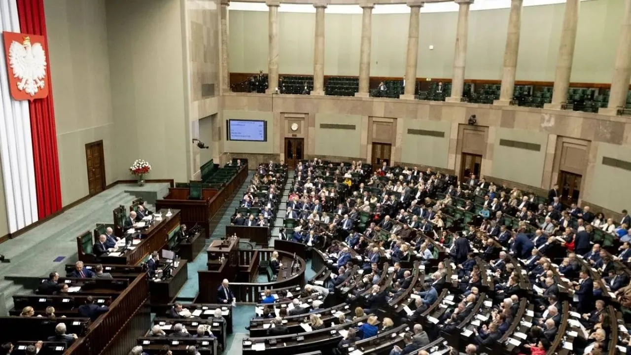 Koalicjanci Tuska toną, stabilne poparcie dla PiS. Jest nowy sondaż
