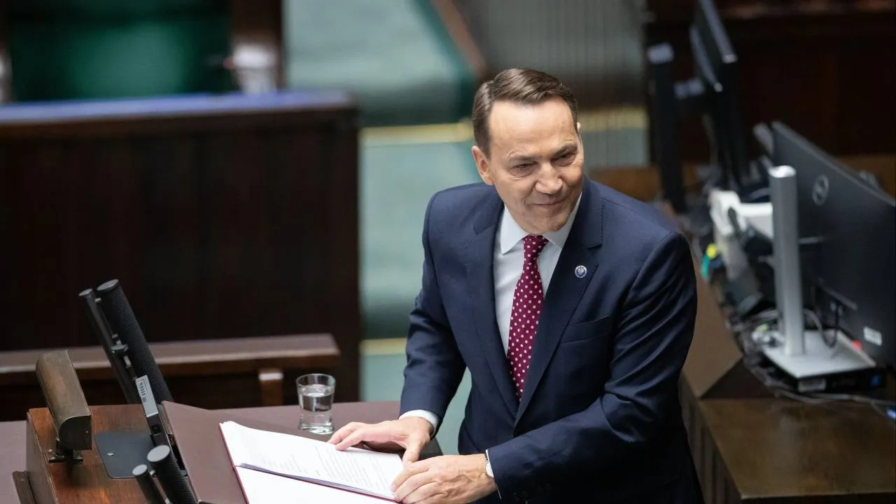 Oficjalnie był na urlopie, miał przewozić tajne dokumenty. Dziwny przypadek w ambasadzie w Lublanie