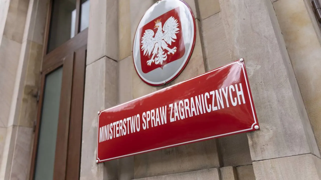 Tajemniczy wypadek w polskiej ambasadzie. Naczelnik z MSZ walczy o życie