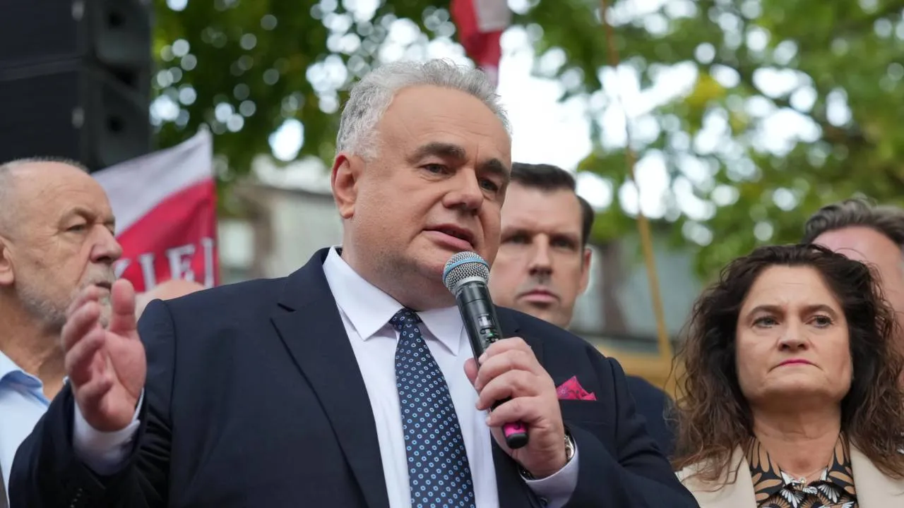 „Idziemy na bardzo długi marsz”. Sakiewicz z przesłaniem do zebranych przed TK