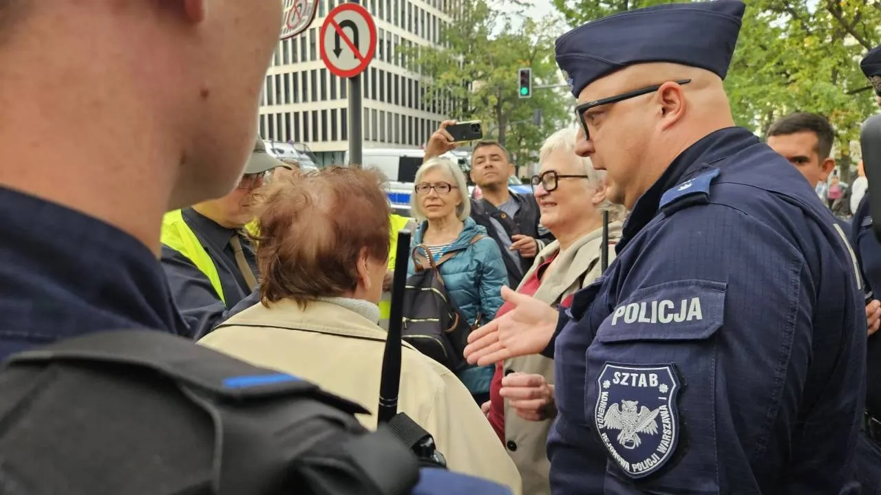 Prowokacja przed Trybunałem. "Dwie panie opuszczą zgromadzenie"