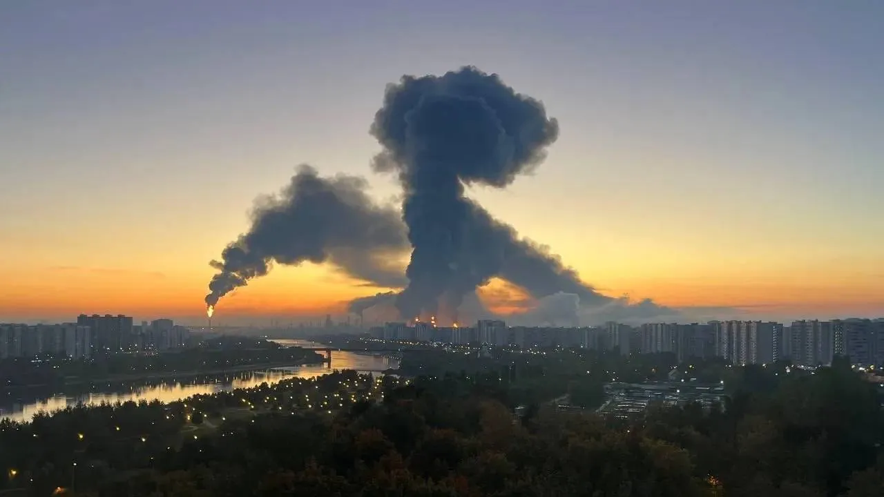 Słup ognia i dymu w Moskwie. Rój dronów posłano w pobliże Kremla. WIDEO
