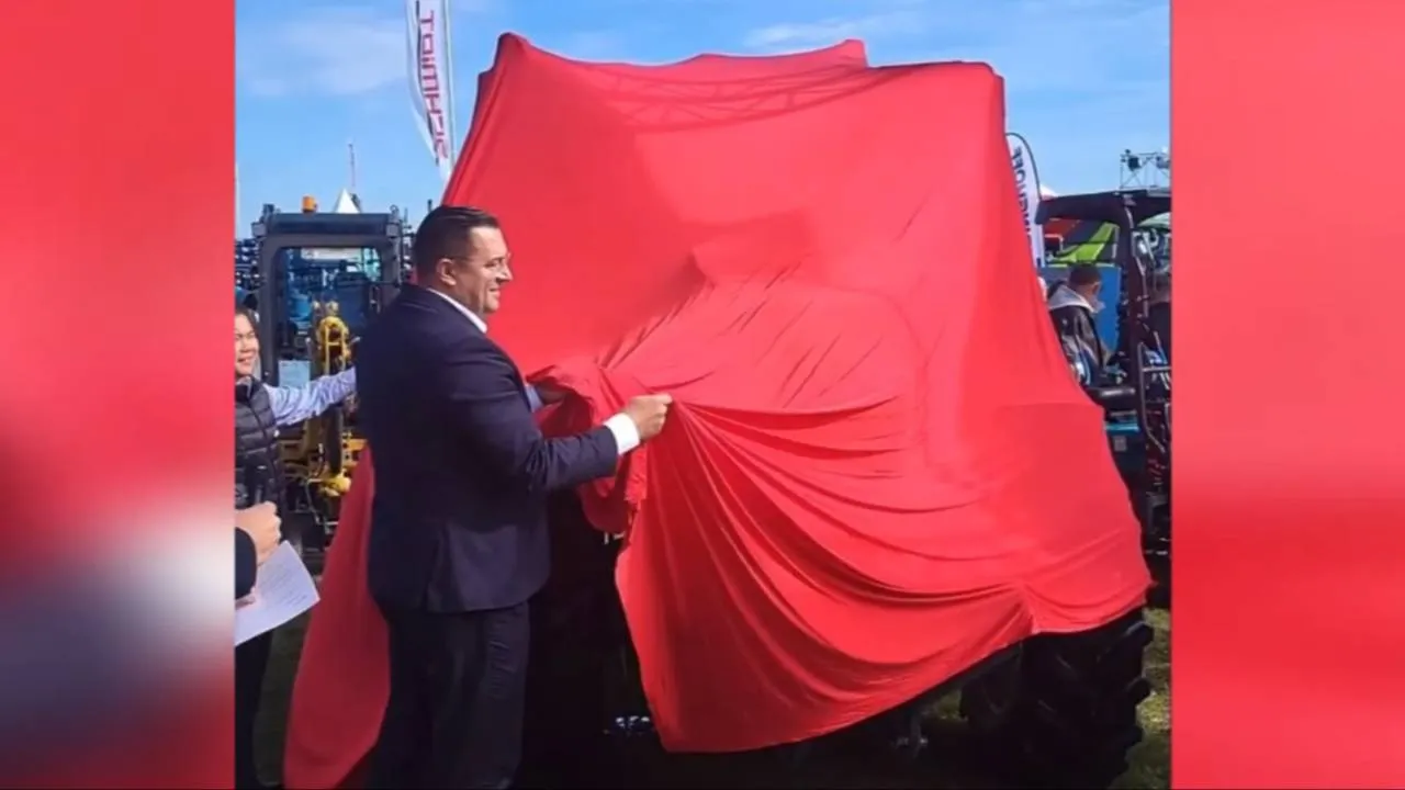 Polski minister rolnictwa z pompą odsłonił... chiński traktor. "Ile Pekin płaci za takie rzeczy?"