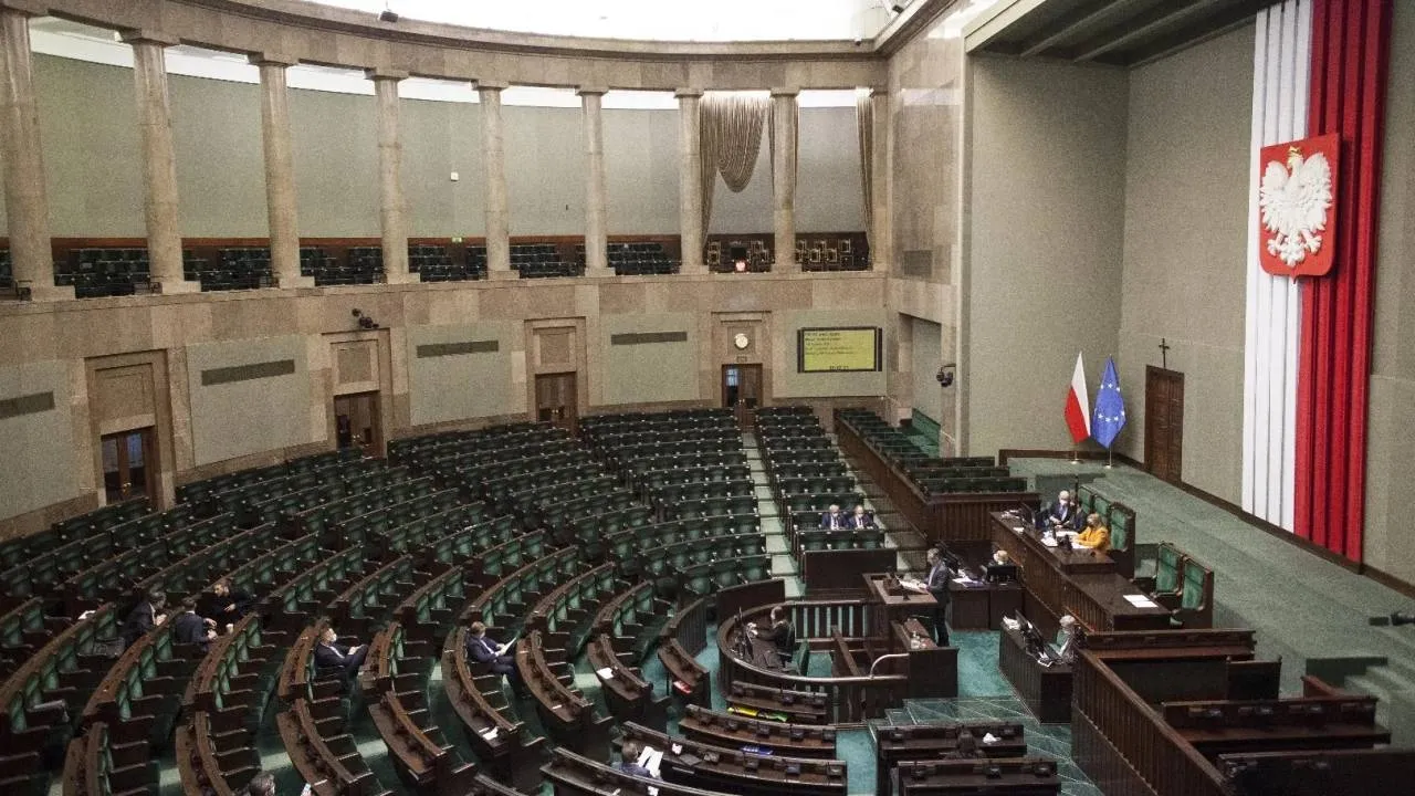 Dwóch koalicjantów Tuska poza Sejmem. Nowy sondaż