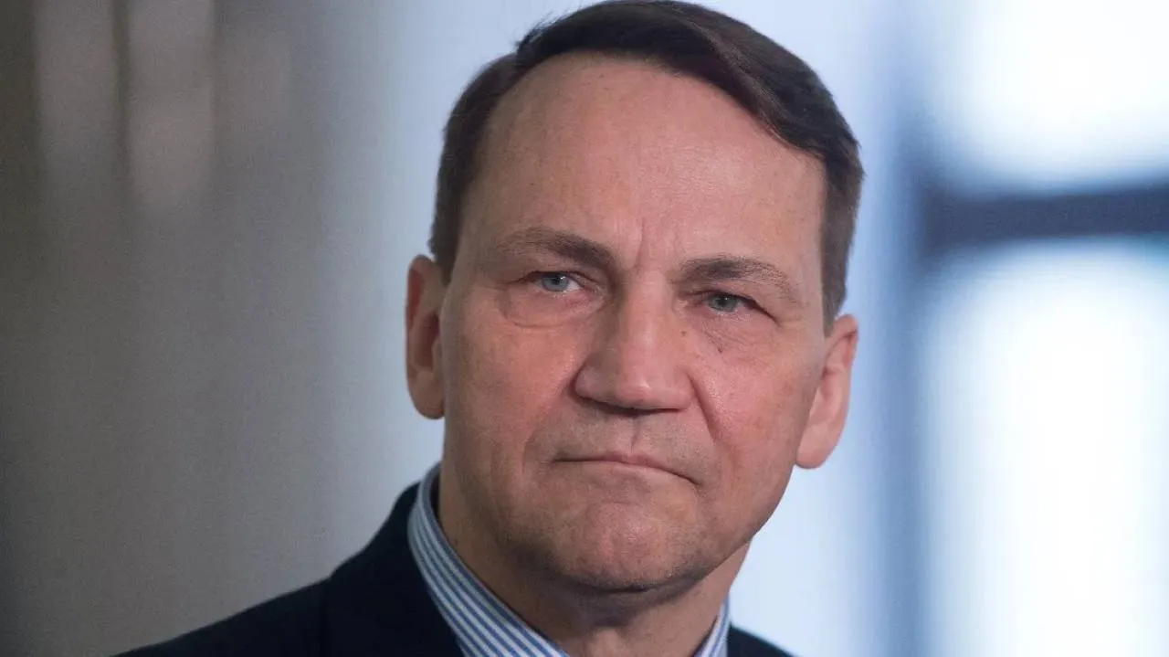 Sikorski rozważa "stabilizację" stosunków z Białorusią. Prof. Cenckiewicz przypomniał mu istotne fakty