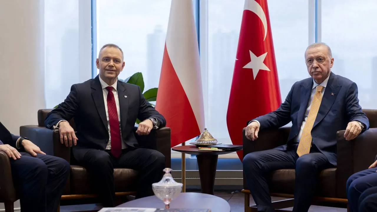 Karol Nawrocki spotkał się z Erdoganem. Prezydent Turcji otrzymał symboliczny prezent z Polski
