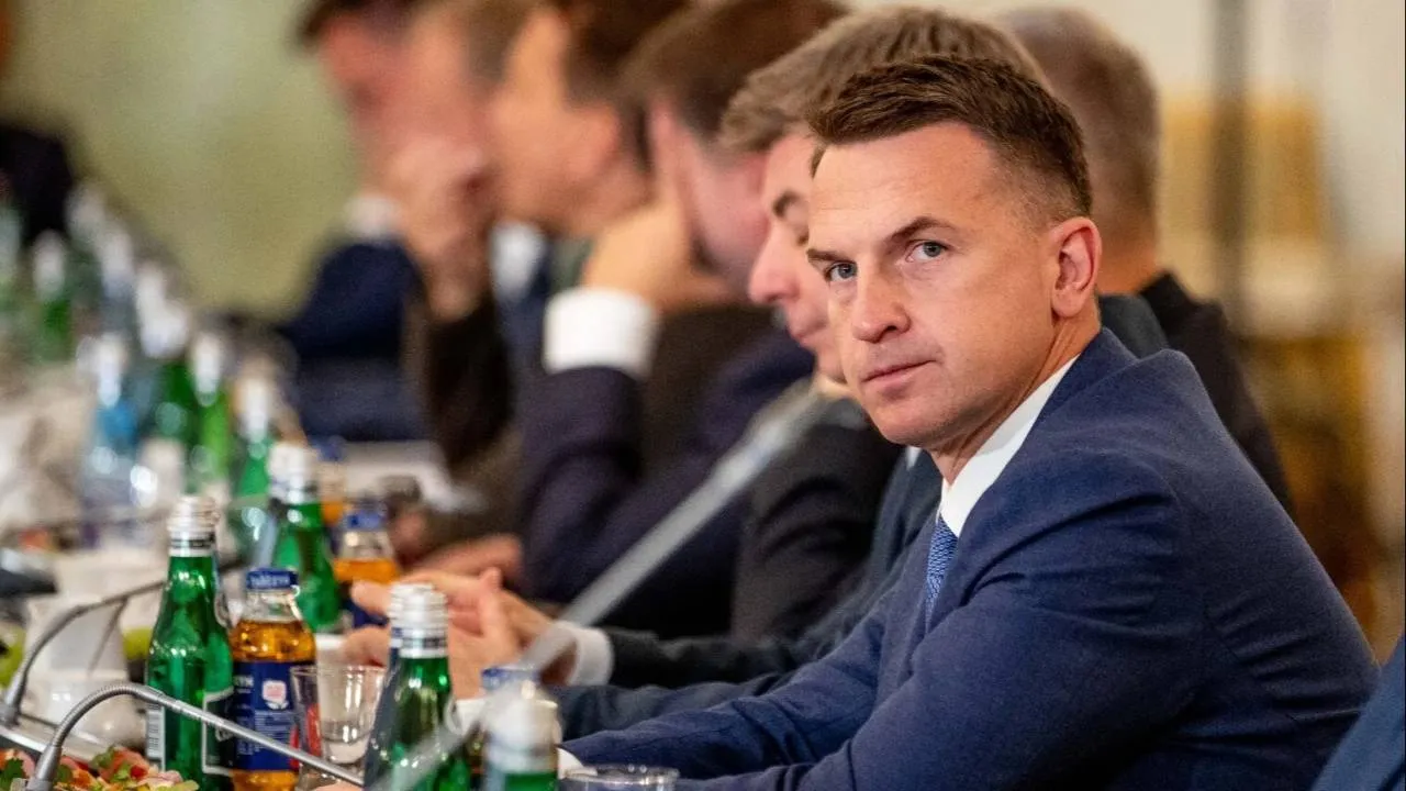 Za wysokie ceny paliw rzecznik rządu oskarża... prezydenta. Jest reakcja. "Nie kłamcie tylko działajcie"