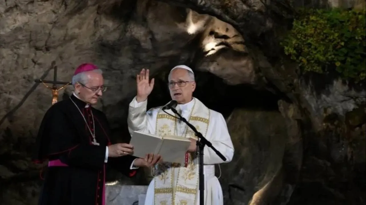 Tłumy wiernych na błoniach sanktuarium w Lourdes. Mszę odprawi papież Leon XIV