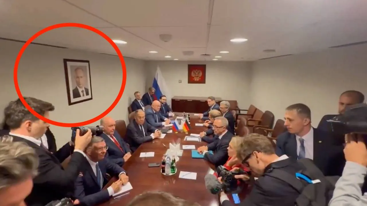 Spotkanie szefów MSZ Niemiec i Rosji. Nad głowami górował portret Putina