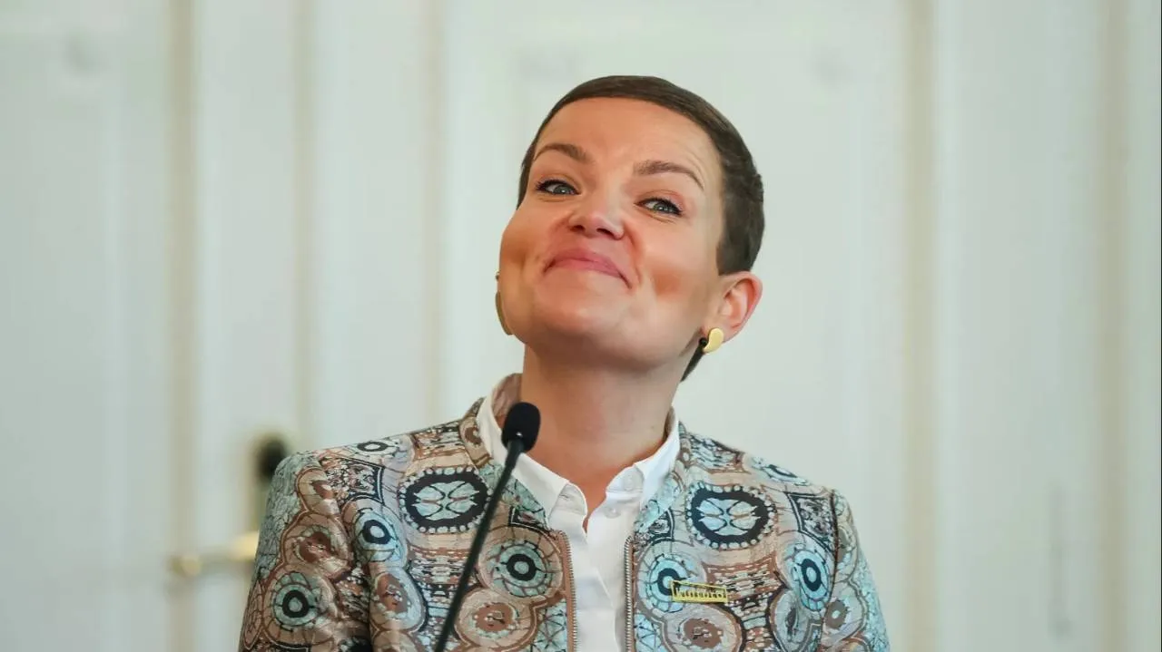 Minister kultury na pokazie mody. Cienkowska tłumaczy się z występu. W tle - publiczna kasa