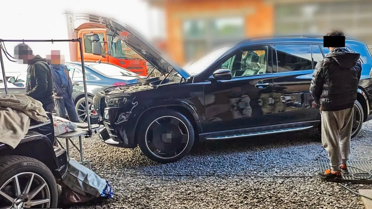 Kradli auta w Niemczech, rozbierali je w Polsce