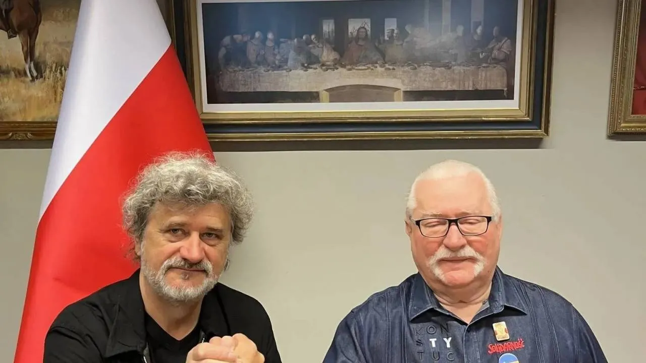 Wałęsa i Palikot na jednym zdjęciu. A w tle na ścianie... parodia Ostatniej Wieczerzy