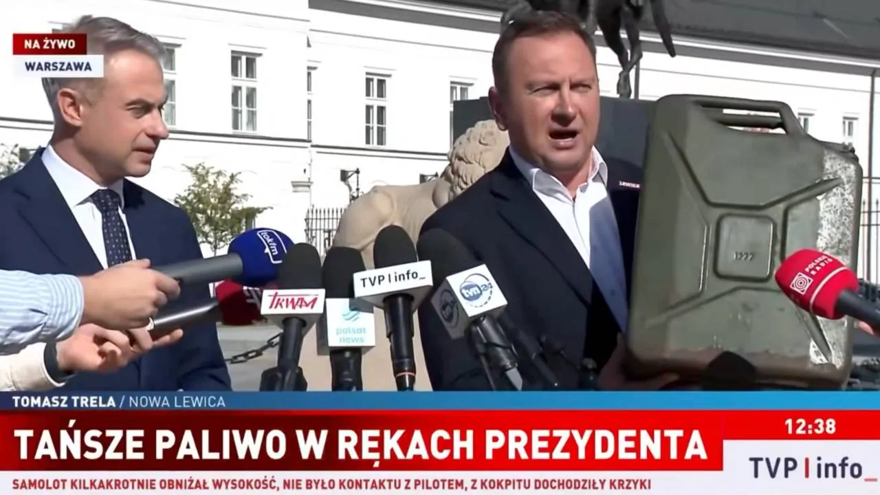 Gawkowski i Trela urządzili cyrk pod Pałacem. Przyszli "żądać" podpisu z kanistrem w rękach