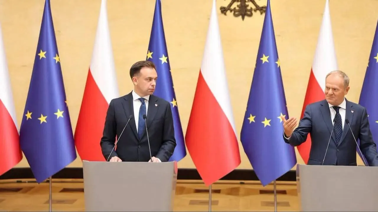Tyle dymu o „blisko złotówkę”? Domański powiedział, co dalej z cenami paliw