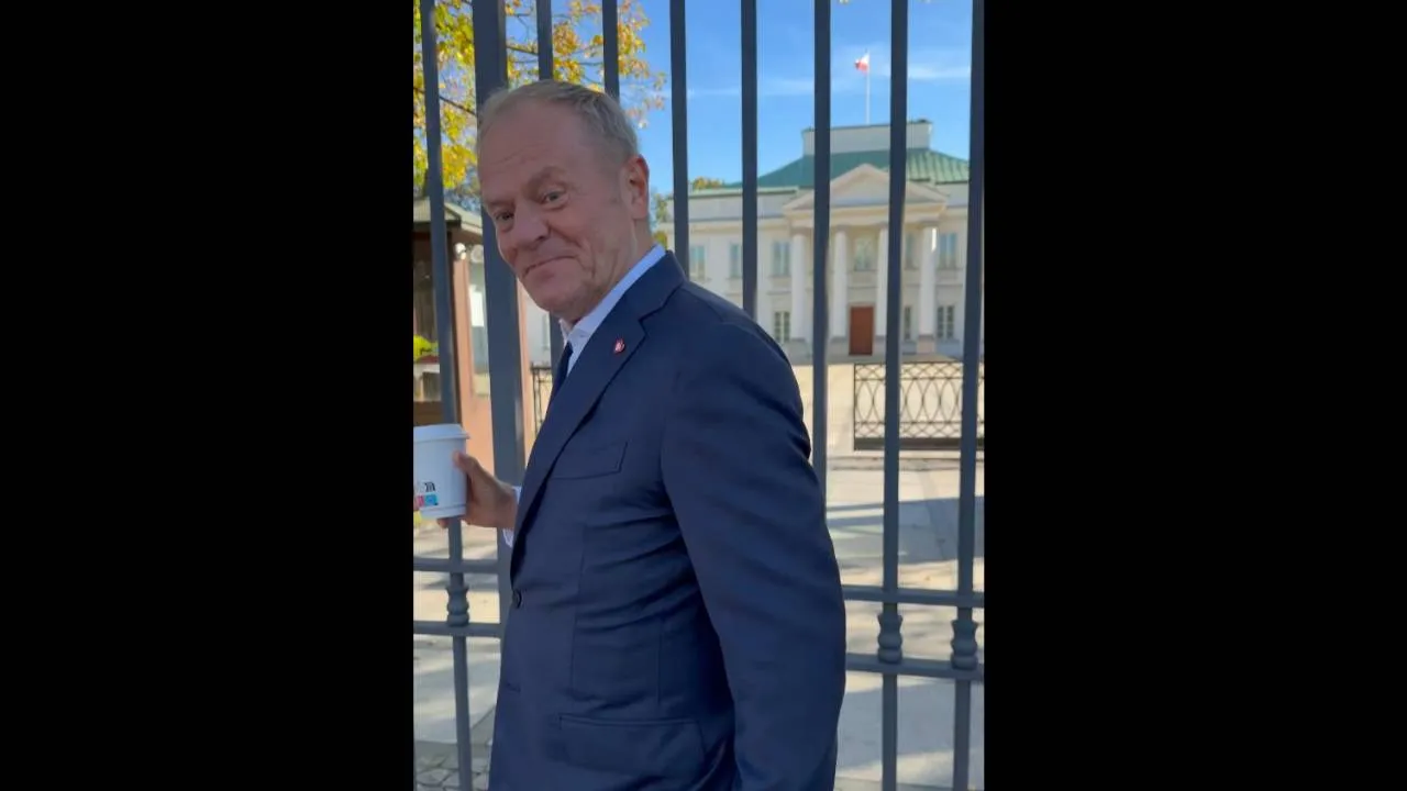 Tusk znów paraduje pod Belwederem. Doczekał się odpowiedzi