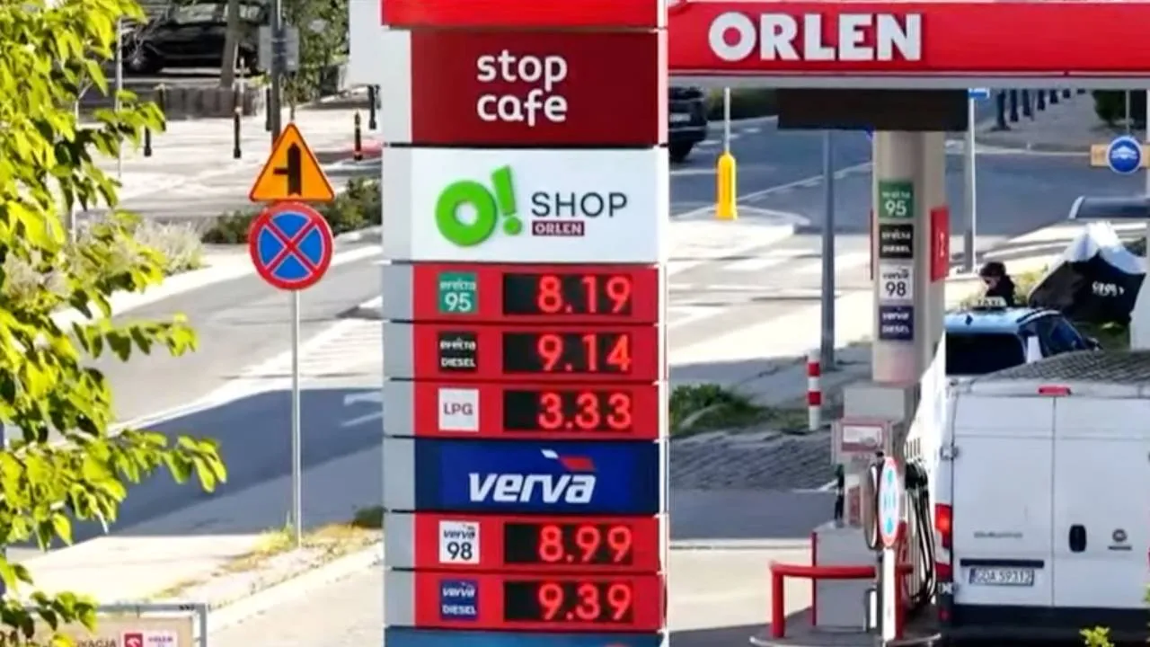 Ustawa ws. cen paliw wejdzie w życie za miesiąc. Po co rząd czekał na prezydenta?
