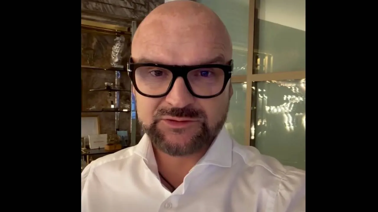 "Ponownie "uśmiercana" moja żona. Skur…stwo!". Brzoska na wojnie z gigantami technologicznymi