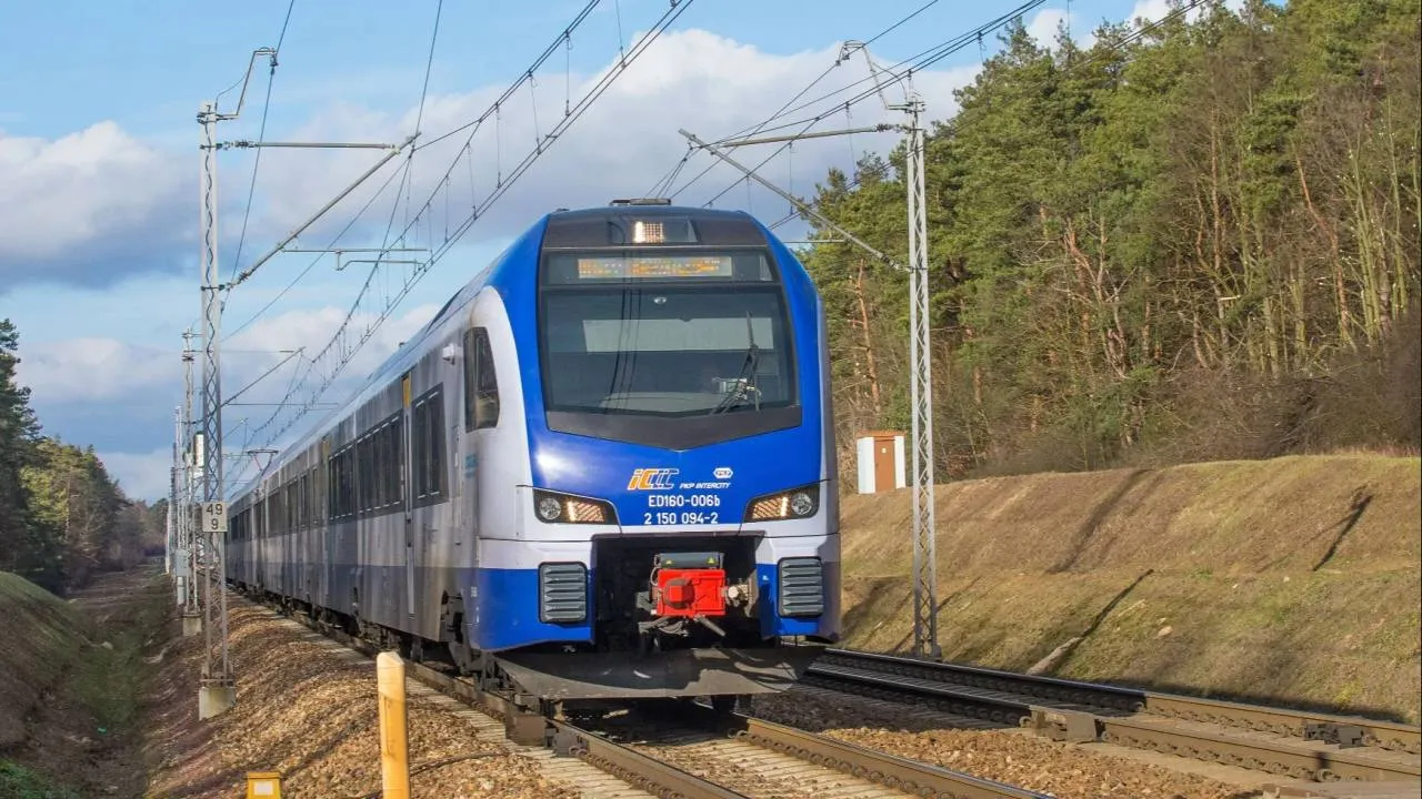 Chwile grozy na torach. Maszynista zatrzymał pociąg Intercity tuż przed przeszkodą