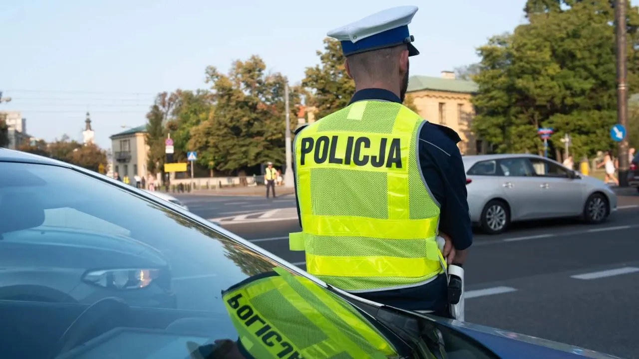 Motocyklista bez prawa jazdy potrącił policjanta