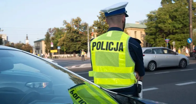 Motocyklista bez prawa jazdy potrącił policjanta
