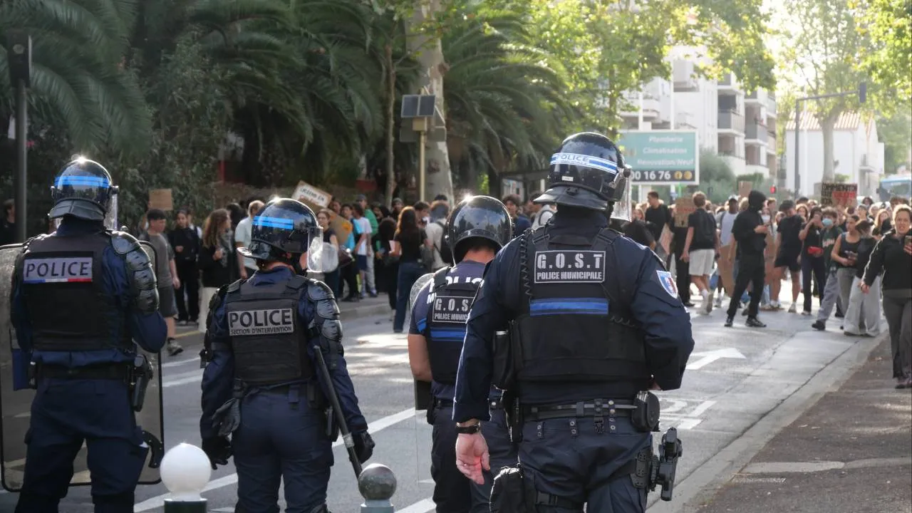 Pobicie policjanta, pożary i zamknięte szkoły. Francja zmaga się z falą protestów