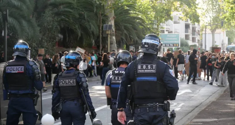 Pobicie policjanta, pożary i zamknięte szkoły. Francja zmaga się z falą protestów