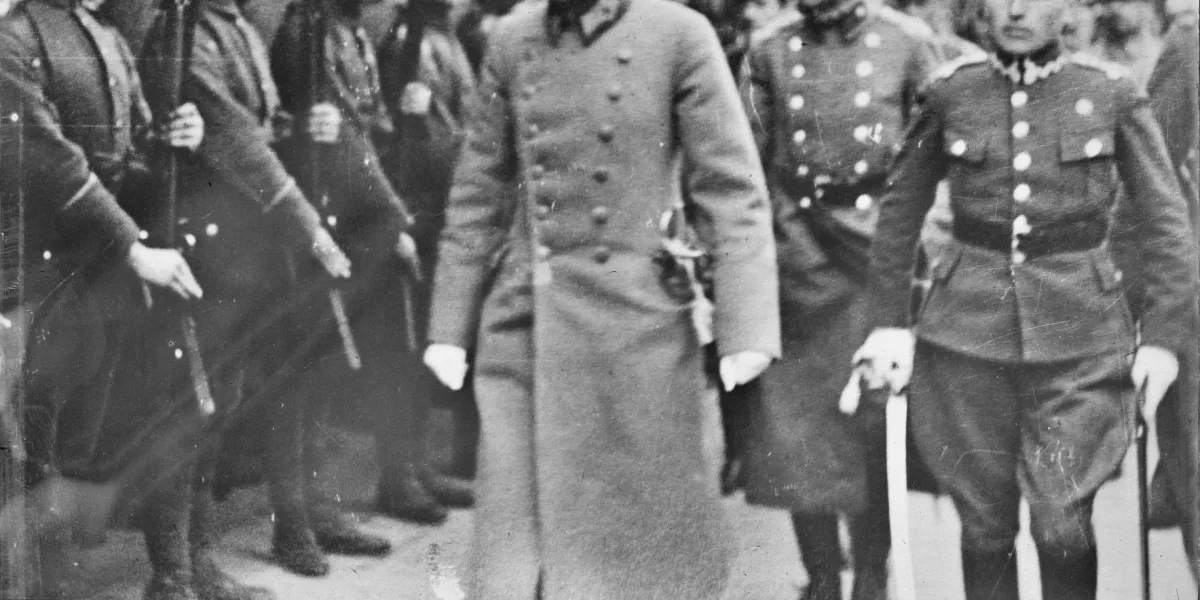 Józef Piłsudski dokonuje przeglądu wojsk